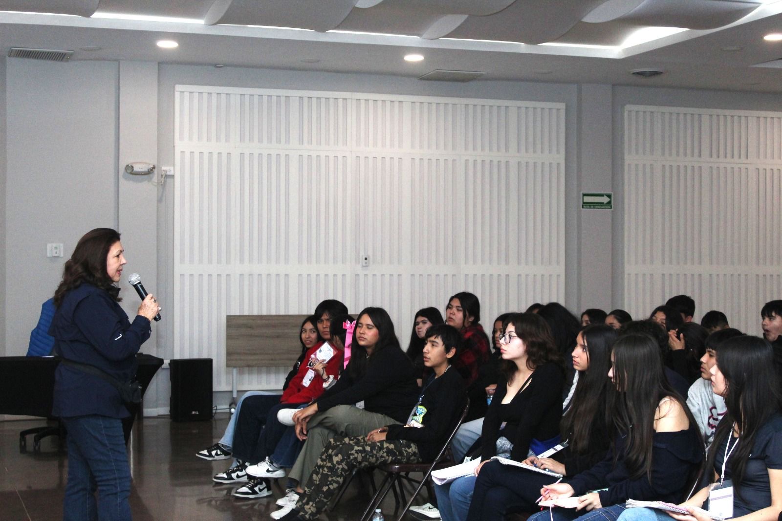 Aprenden y disfrutan sobre minerales estudiantes de secundaria