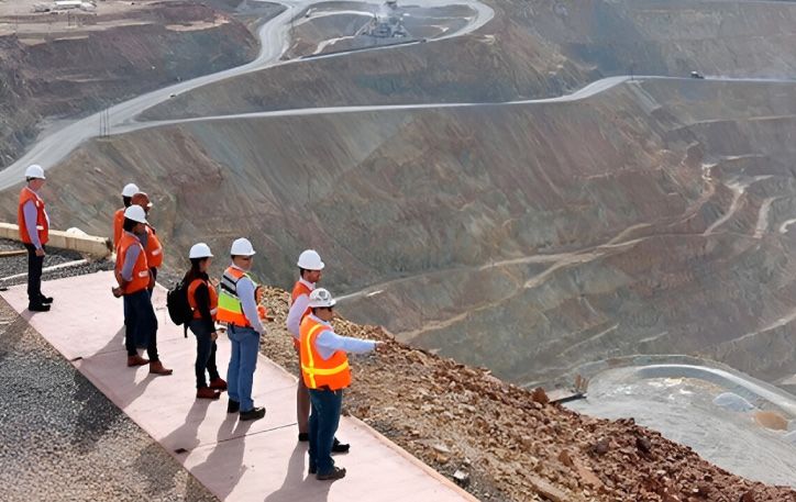 Empresa mexicana solicita permiso para explotar nuevo tajo en gran mina de cobre en Perú